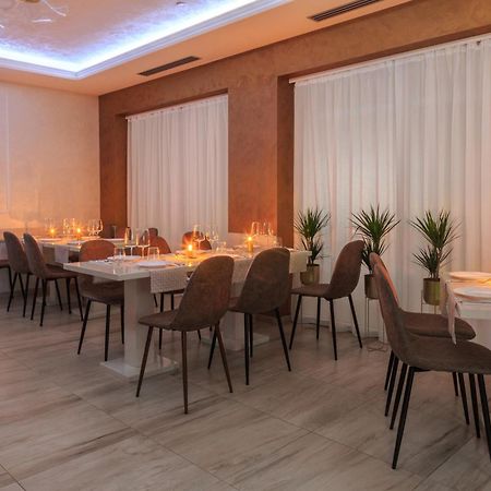 הרצג-נובי Hotel Maksim מראה חיצוני תמונה