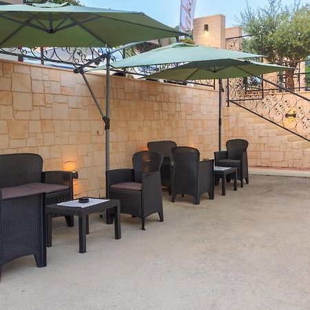 הרצג-נובי Hotel Maksim מראה חיצוני תמונה