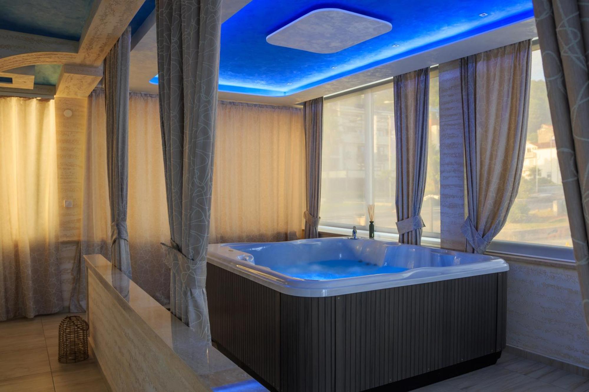 הרצג-נובי Hotel Maksim מראה חיצוני תמונה