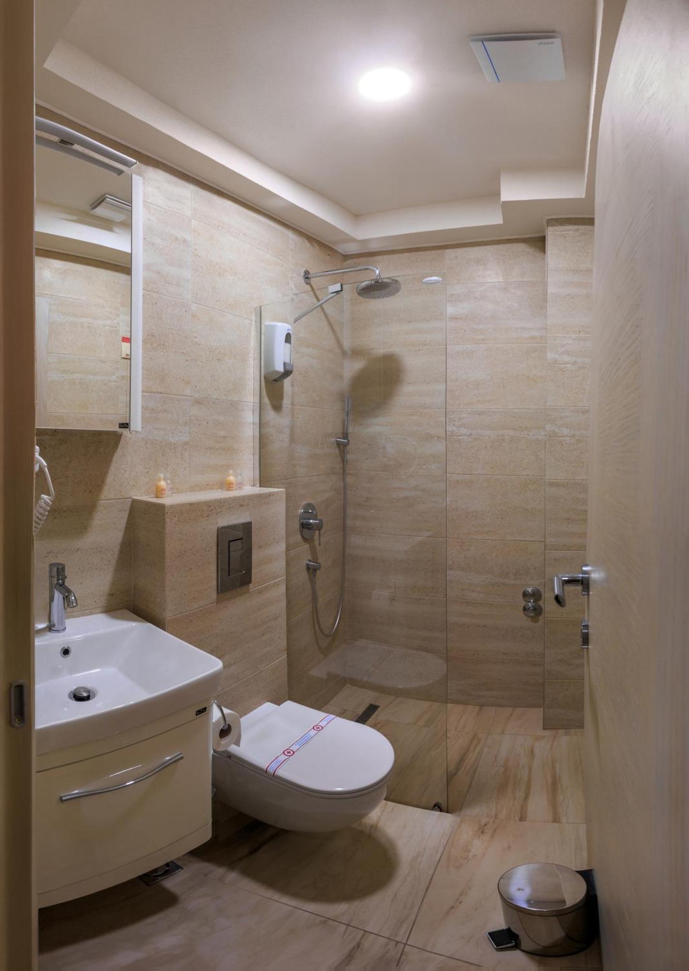 הרצג-נובי Hotel Maksim מראה חיצוני תמונה