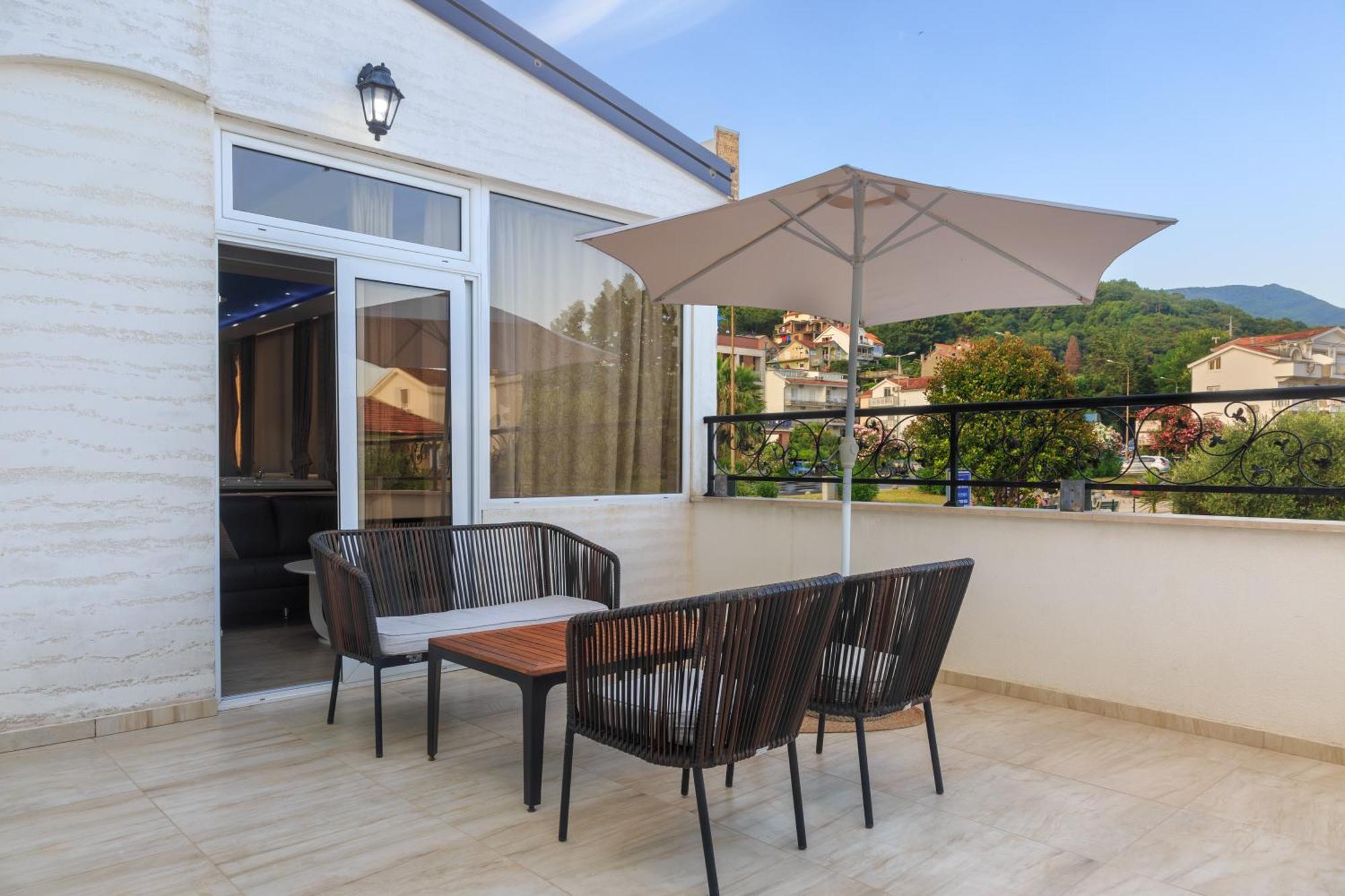 הרצג-נובי Hotel Maksim מראה חיצוני תמונה