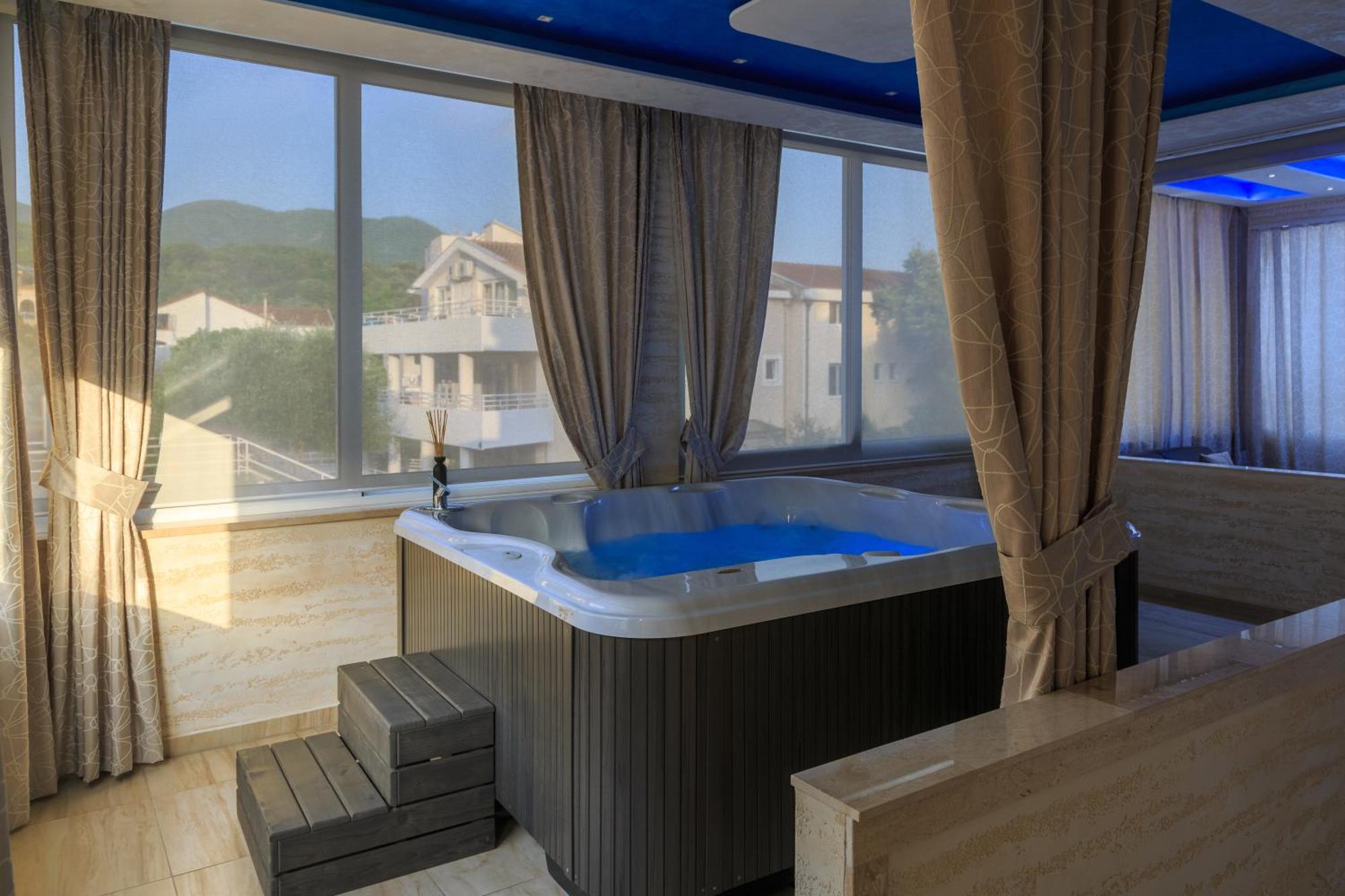 הרצג-נובי Hotel Maksim מראה חיצוני תמונה