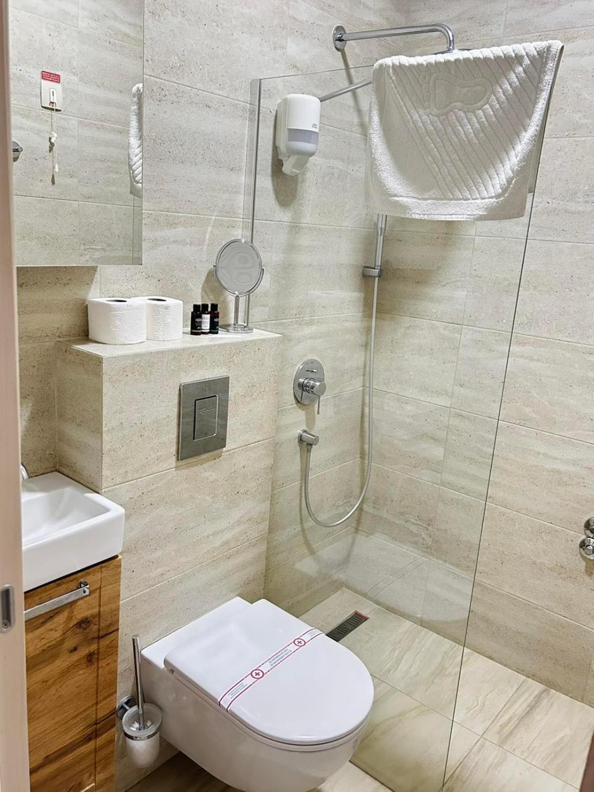 הרצג-נובי Hotel Maksim מראה חיצוני תמונה